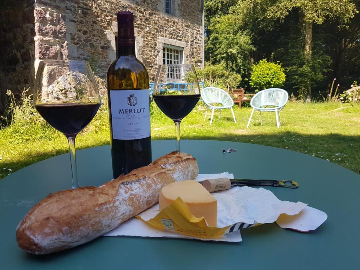 Bed and Breakfast Le Vieux Moulin Goudelin Exterior foto